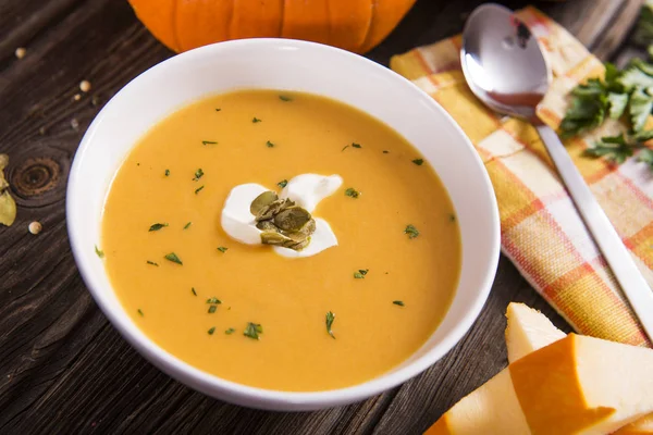 Köstliche Hausgemachte Kürbissuppe Schüssel — Stockfoto