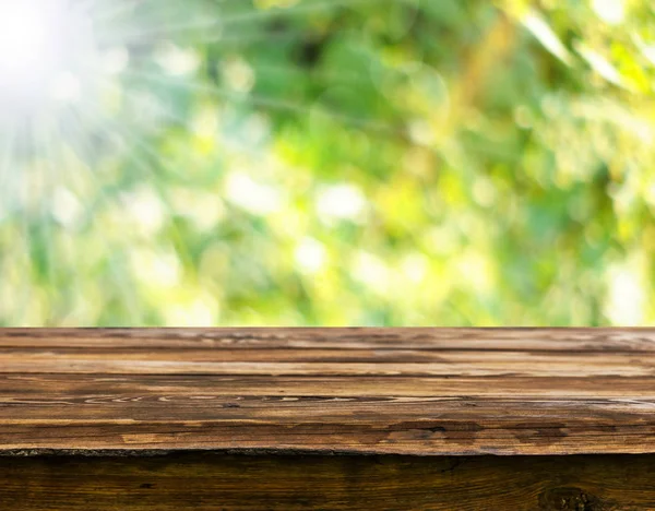 Lege Houten Tafel Met Onscherpe Natuurlijke Achtergrond — Stockfoto