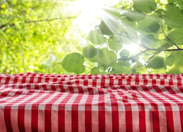 市松模様のテーブル クロスと自然な背景をぼかした写真空のテーブル — ストック写真
