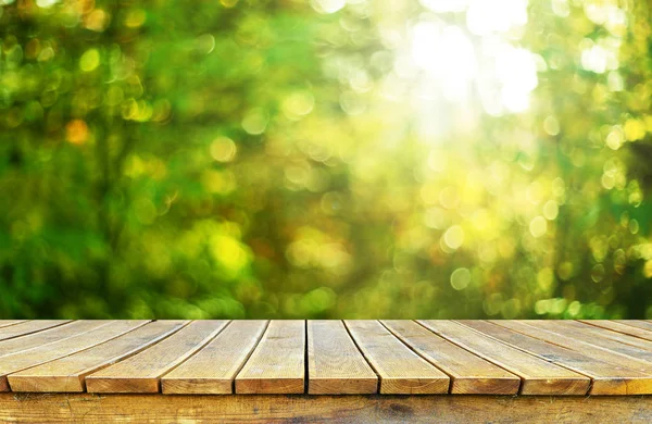 Lege Houten Tafel Met Onscherpe Natuurlijke Achtergrond — Stockfoto