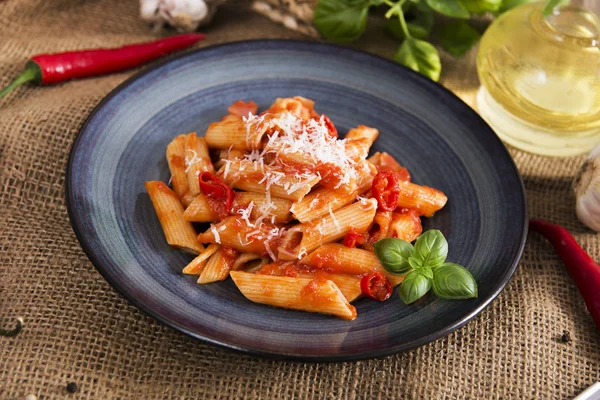 Penne Pasta Con Salsa Chile Arrabiata —  Fotos de Stock