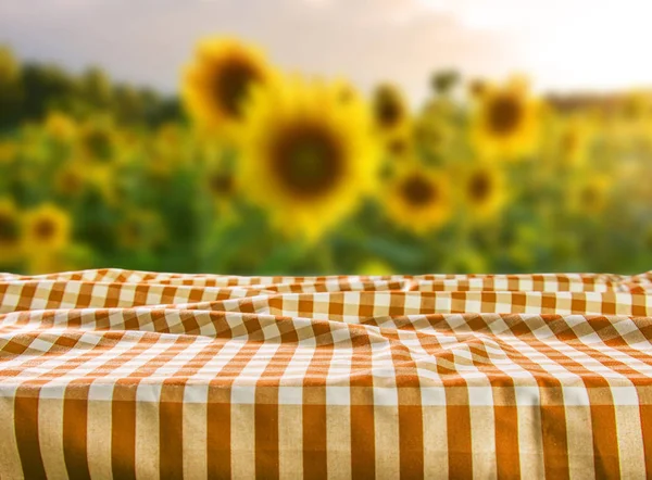 Mesa Vacía Con Mantel Cuadros Fondo Natural Borroso —  Fotos de Stock