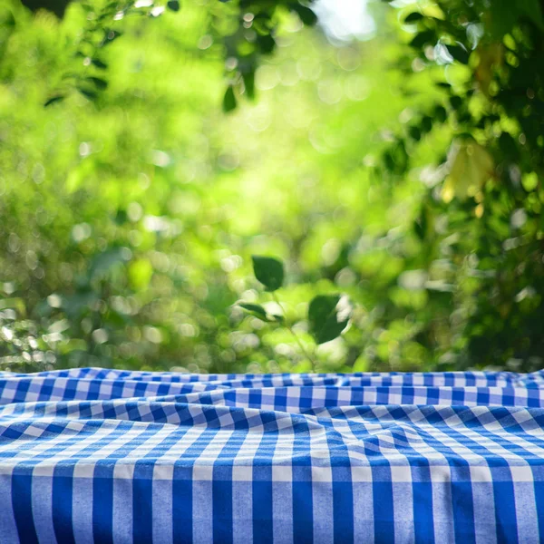 Mesa Vazia Com Toalha Mesa Quadriculada Fundo Natural Desfocado — Fotografia de Stock