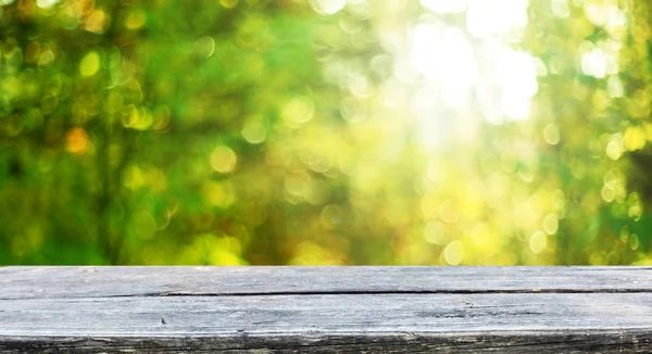 Lege Houten Tafel Met Onscherpe Natuurlijke Achtergrond — Stockfoto