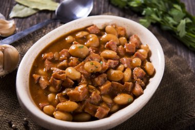 Ev yapımı kuru fasulye soslu beyaz kase