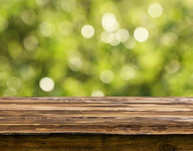 Doğal arka plan bulanık ile boş ahşap masa