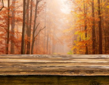 Doğal arka plan bulanık ile boş ahşap masa