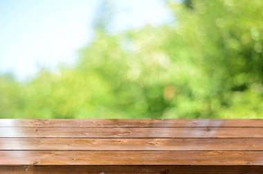 Bulanık bahar arka plan ile boş ahşap masa 