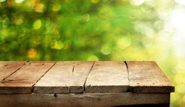 Doğal arka plan bulanık ile boş ahşap masa