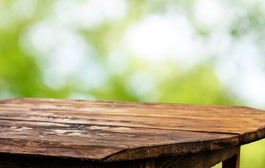 Doğal arka plan bulanık ile boş ahşap masa