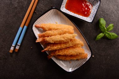 Kızarmış karides gevrek kaplama sopa üzerinde