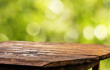 Doğal arka plan bulanık ile boş ahşap masa