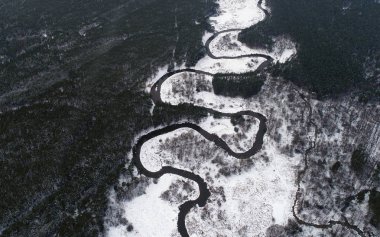 Kışın doğal Nehri'nin güzel hava manzara