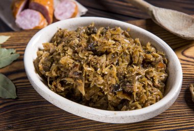 Lahana güveç et, mantar ve kurutulmuş erik - geleneksel Lehçe çanak