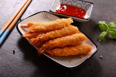 Kızarmış karides gevrek kaplama sopa üzerinde