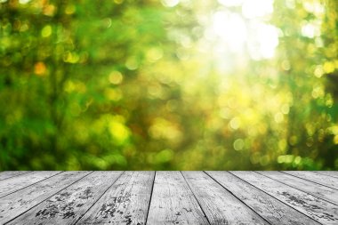 Doğal arka plan bulanık ile boş ahşap masa