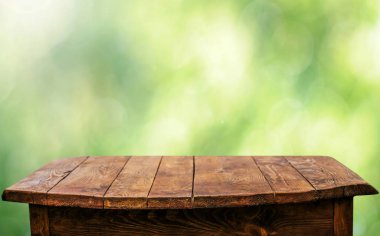 Doğal arka plan bulanık ile boş ahşap masa