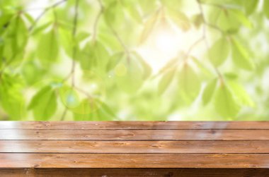 Bulanık bahar arka plan ile boş ahşap masa 