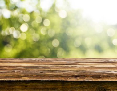 Doğal arka plan bulanık ile boş ahşap masa