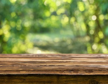 Doğal arka plan bulanık ile boş ahşap masa