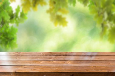 Bulanık bahar arka plan ile boş ahşap masa 