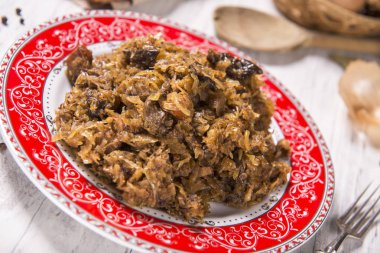 Lahana güveç et, mantar ve kurutulmuş erik - geleneksel Lehçe çanak