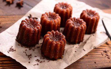 Tatlı tatlı Caneles de bordeaux - geleneksel Fransız