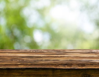Doğal arka plan bulanık ile boş ahşap masa