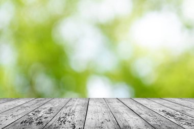 Bulanık bahar arka plan ile boş ahşap masa 