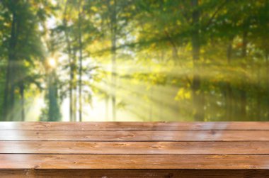 Bulanık bahar arka plan ile boş ahşap masa 