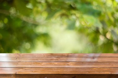 Bulanık bahar arka plan ile boş ahşap masa 