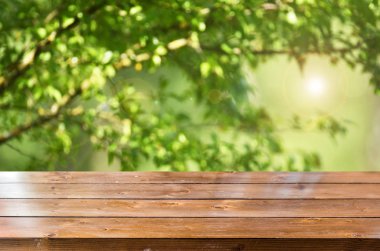 Bulanık bahar arka plan ile boş ahşap masa 