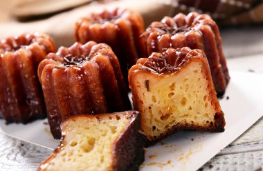Tatlı tatlı Caneles de bordeaux - geleneksel Fransız