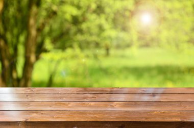 Bulanık bahar arka plan ile boş ahşap masa 