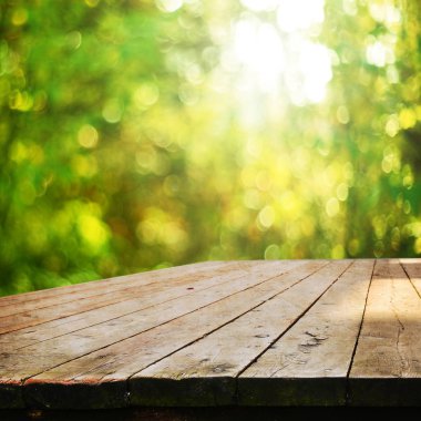 Doğal arka plan bulanık ile boş ahşap masa