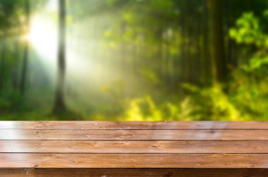 Bulanık bahar arka plan ile boş ahşap masa 