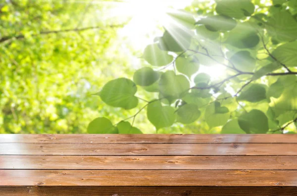 Üres Fából Készült Asztal Homályos Tavaszi Háttér — Stock Fotó