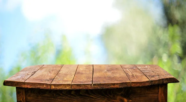 Lege Houten Tafel Met Onscherpe Natuurlijke Achtergrond — Stockfoto