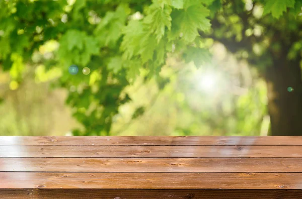 Bulanık bahar arka plan ile boş ahşap masa 