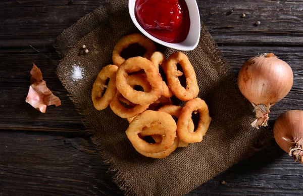 Leckere Zwiebelringe Snack Mit Sauce — Stockfoto