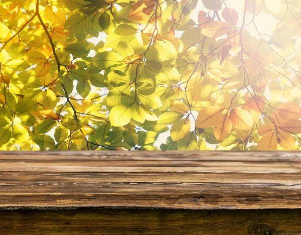 自然背景をぼかし 空の木製テーブル — ストック写真