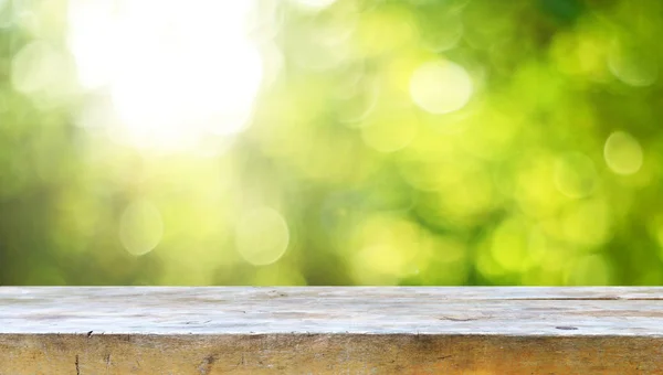 Lege Houten Tafel Met Onscherpe Natuurlijke Achtergrond — Stockfoto