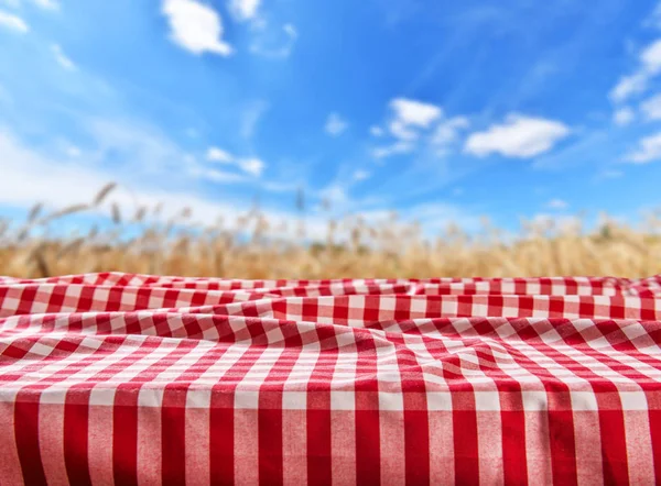 Empty Table Checkered Tablecloth Blurred Natural Background — Stock Photo, Image