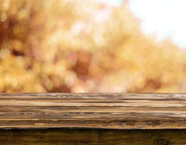 Doğal arka plan bulanık ile boş ahşap masa
