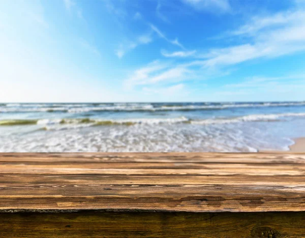 Lege Houten Tafel Met Onscherpe Natuurlijke Achtergrond — Stockfoto