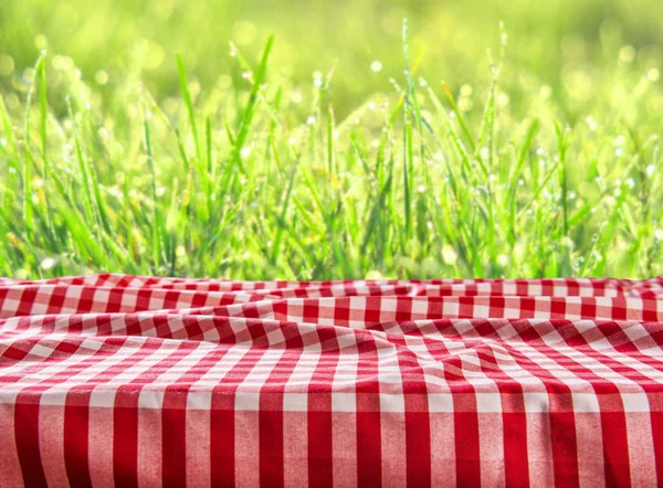 Empty Table Checkered Tablecloth Blurred Natural Background — Stock Photo, Image