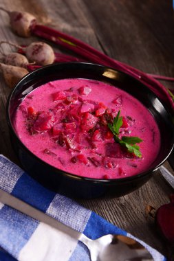 Lezzetli ev yapımı pancar kremalı çorba