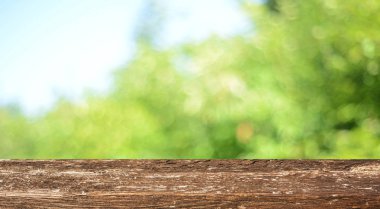 Bulanık bahar arka plan ile boş ahşap masa