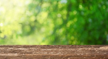 Doğal arka plan bulanık ile boş ahşap masa