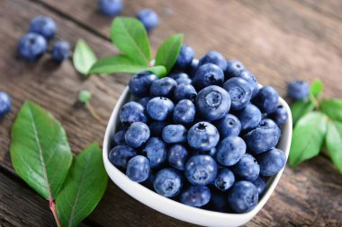 Taze olgun yaban mersini kase aldı